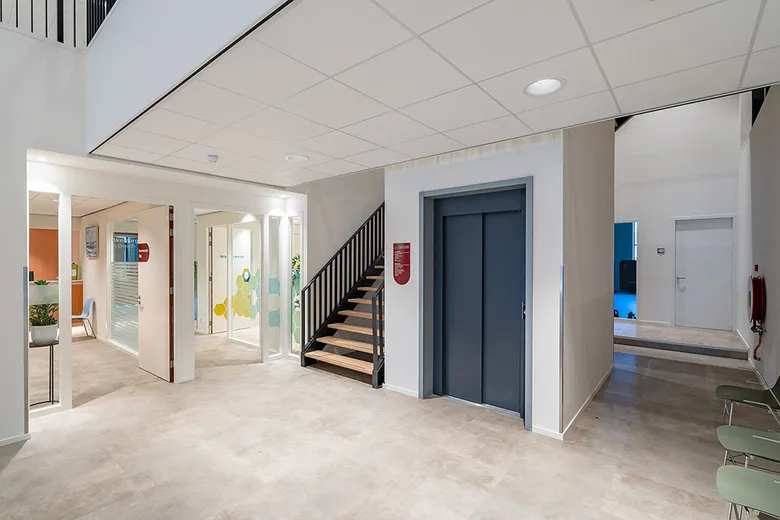 Gang met de deuren naar de behandelkamers