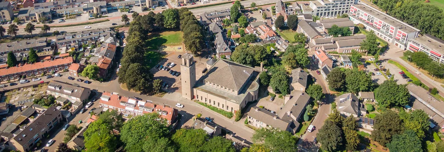 Luchtfoto van de San Salvatorkerk en de omliggende wijk Orthen