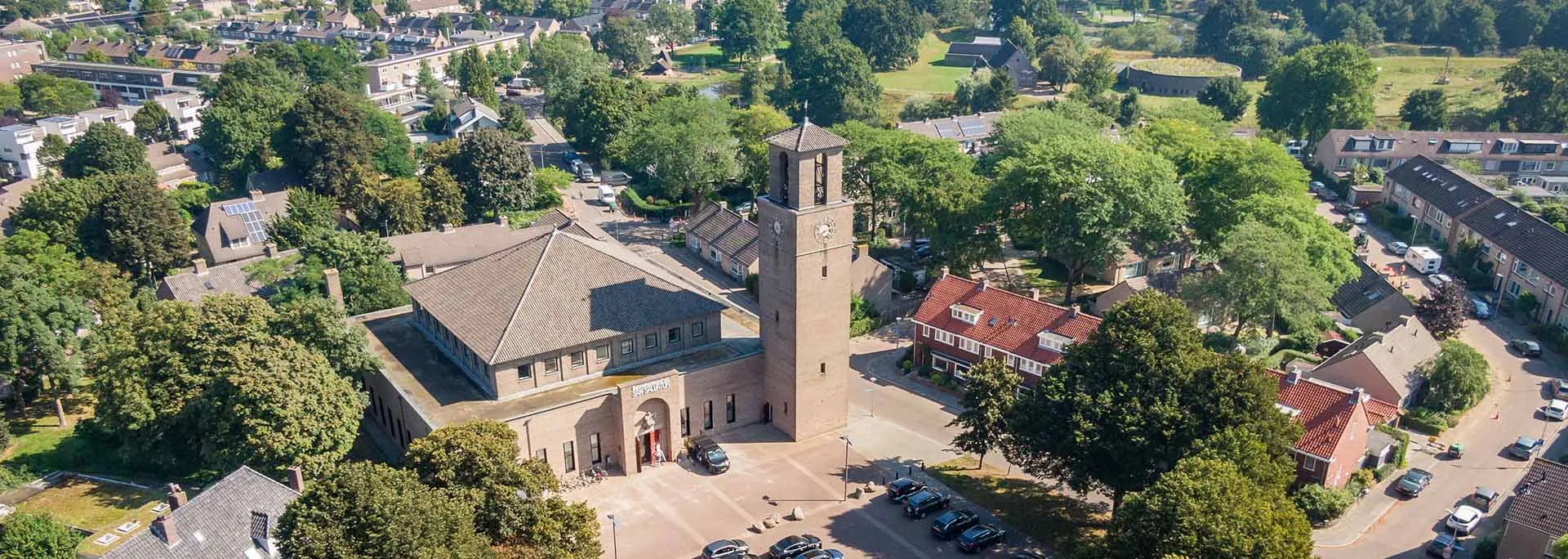 Luchtfoto van de San Salvatorkerk, waarin het gezondheidscentrum is gevestigd