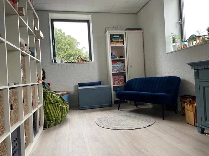 Een behandelkamer met onderzoeksbank