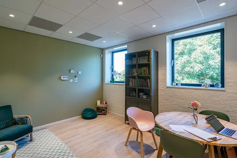 De wachtkamer met zitplaatsen en daglicht